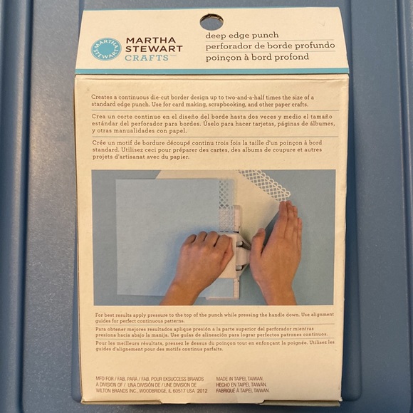 Martha Stewart Crafts GEOMETRIC MEDALLION Border Deep Edge Paper Punch NEW - Picture 2 of 5
